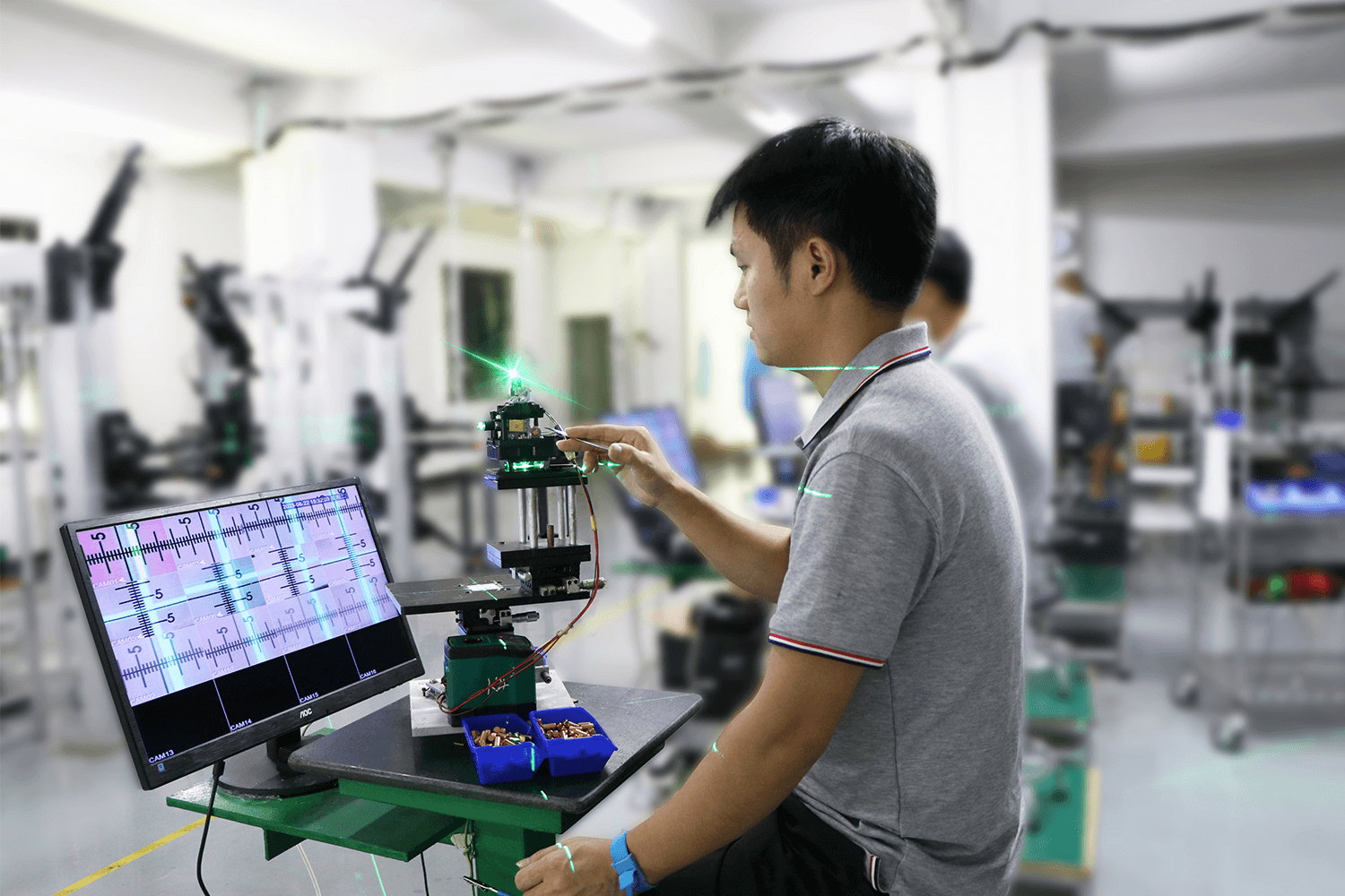 Dovoh adjusted the balance weight from various directions to calibrate the laser line accuracy.