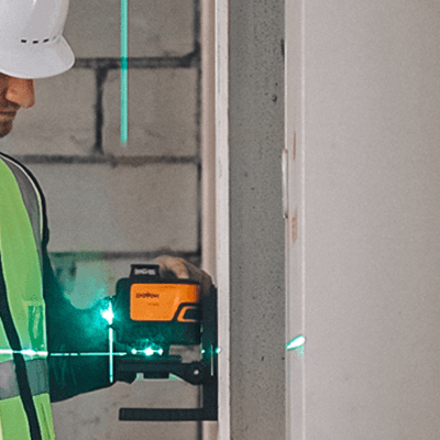 How to change batteries in a laser level?